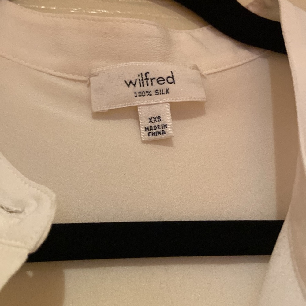 Silk Aritzia shirt. Female. Size xxs. New - Picture 2 of 3